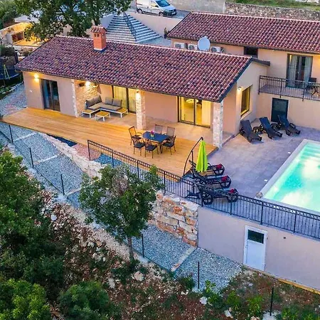 Gloria Villa